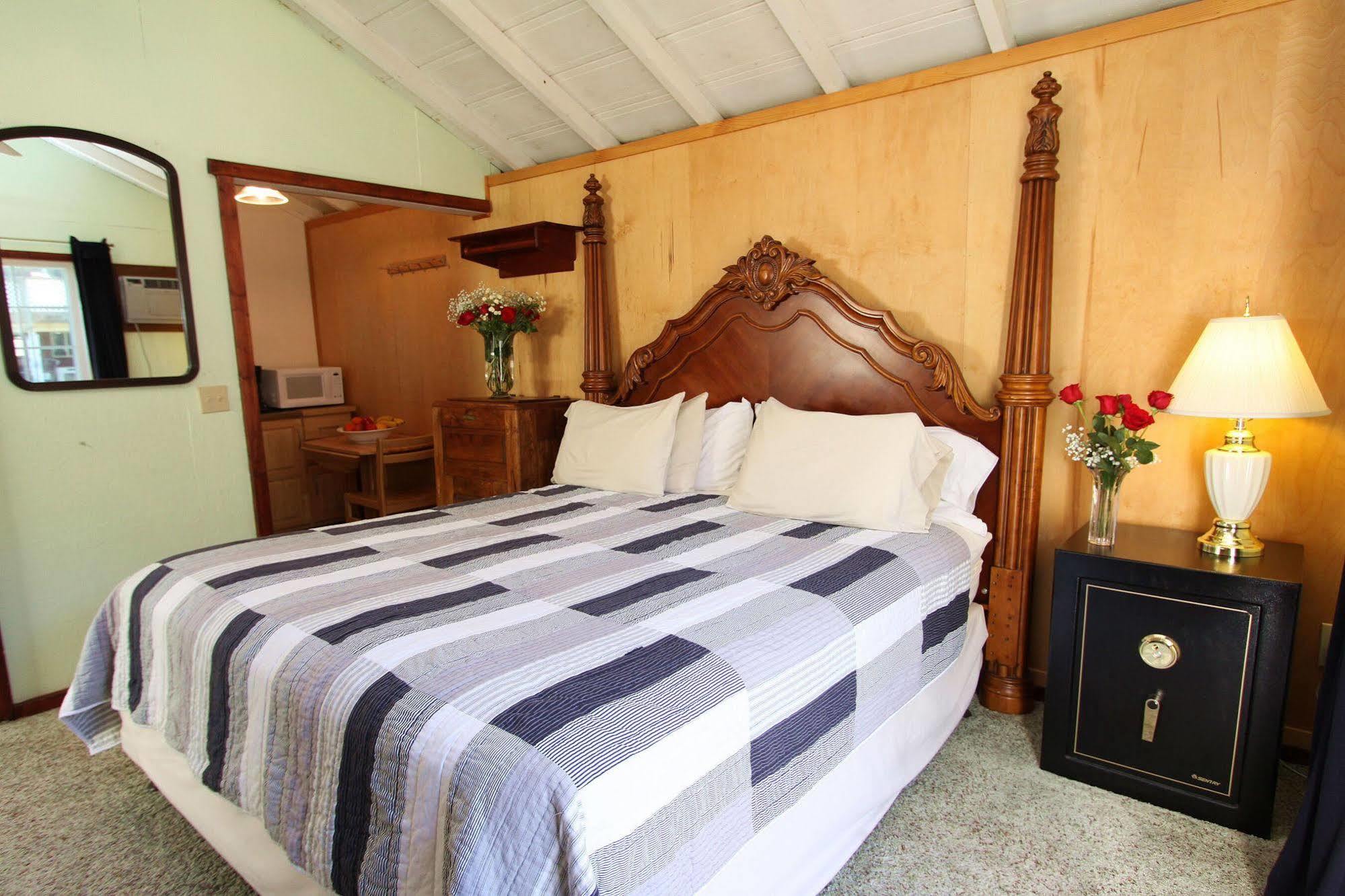 The Woods Hotel - Gay Lgbtq Cabins Guerneville Extérieur photo